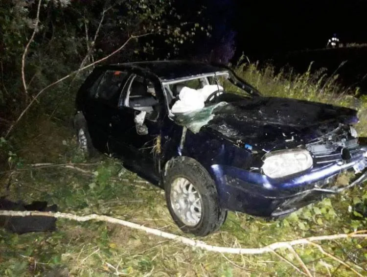 Niebezpieczny wypadek w Podegrodziu. Dachował samochód osobowy. Kierująca trafiła do szpitala