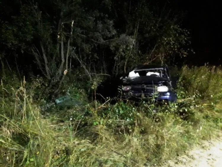 Niebezpieczny wypadek w Podegrodziu. Dachował samochód osobowy. Kierująca trafiła do szpitala