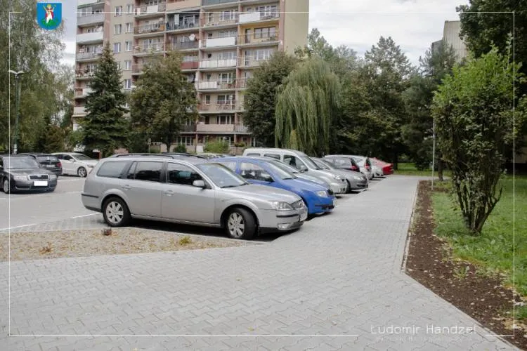 Przy ul. Armii Krajowej pojawiły się nowe miejsca parkingowe