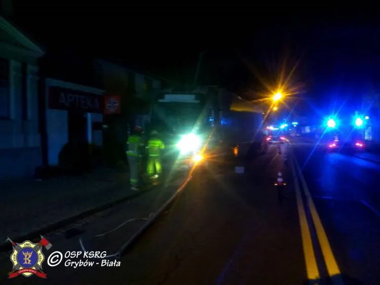 W Grybowie ciężarówka uderzyła w latarnię