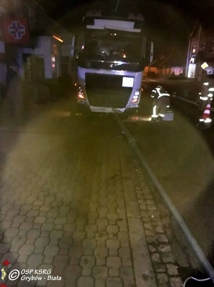 W Grybowie ciężarówka uderzyła w latarnię