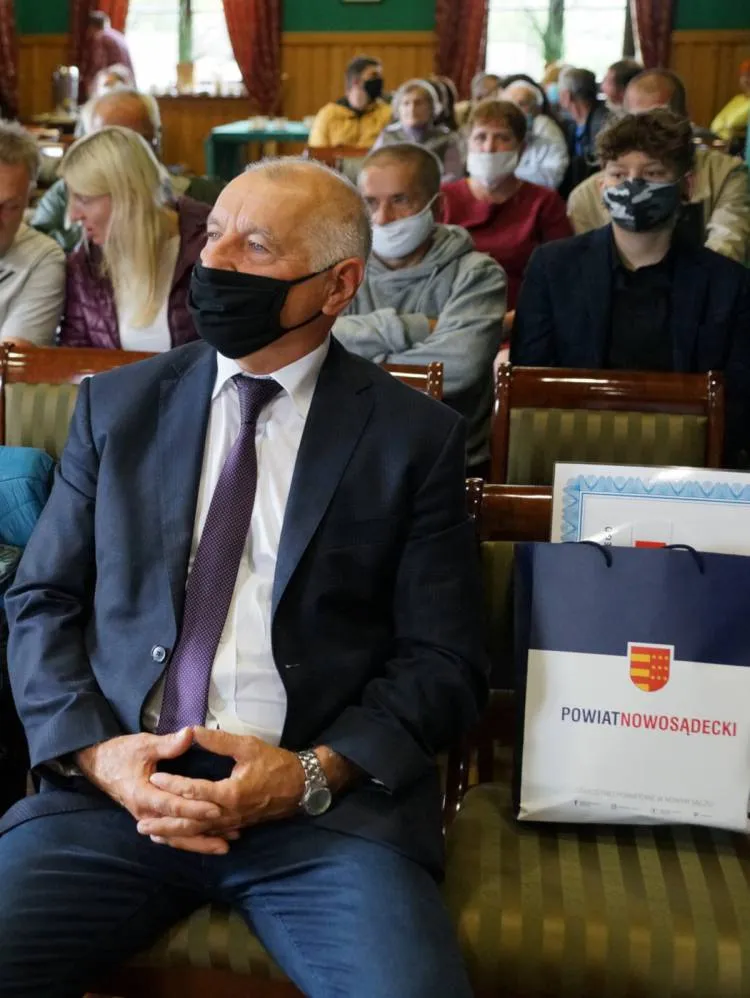 Starosta nowosądecki nagrodził zwycięzców IV edycji Konkursu "Współczesna Karpacka Rzeźba w Kamieniu"