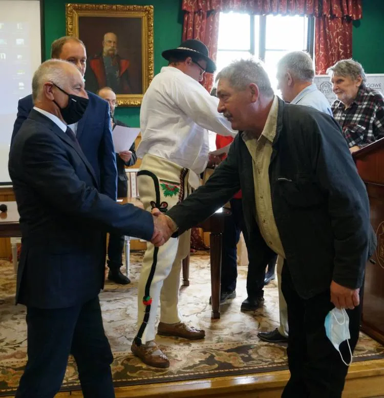 Starosta nowosądecki nagrodził zwycięzców IV edycji Konkursu "Współczesna Karpacka Rzeźba w Kamieniu"