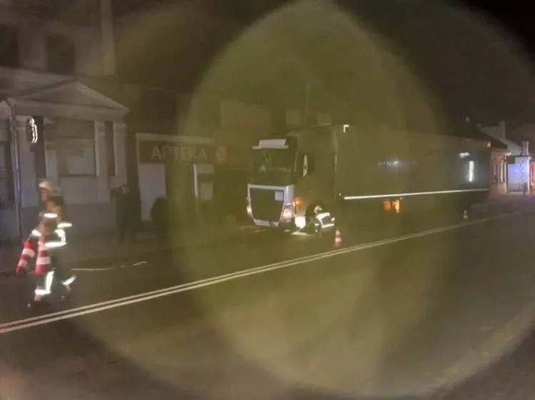 W Grybowie ciężarówka uderzyła w latarnię