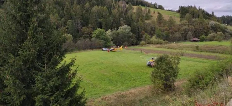 Pożar osobówki w Tyliczu. 5 osób poszkodowanych i w akcji śmigłowiec LPR