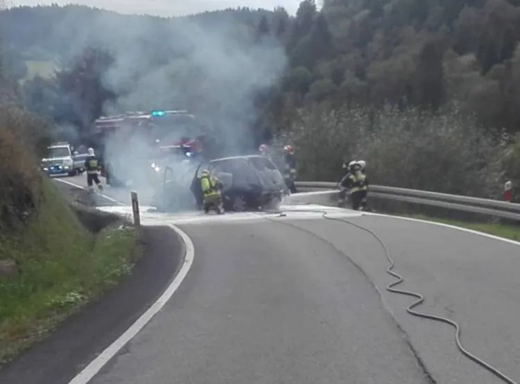 Pożar osobówki w Tyliczu. 5 osób poszkodowanych i w akcji śmigłowiec LPR