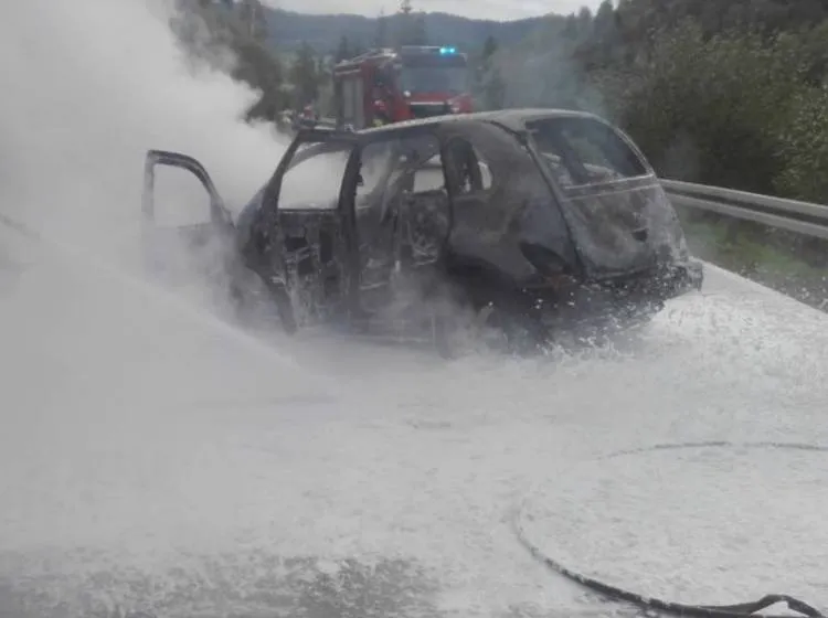 Pożar osobówki w Tyliczu. 5 osób poszkodowanych i w akcji śmigłowiec LPR