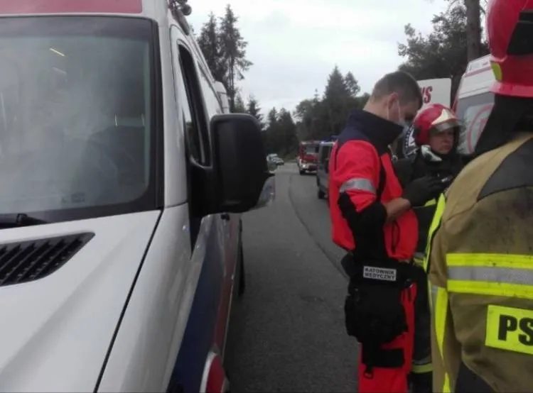 Pożar osobówki w Tyliczu. 5 osób poszkodowanych i w akcji śmigłowiec LPR