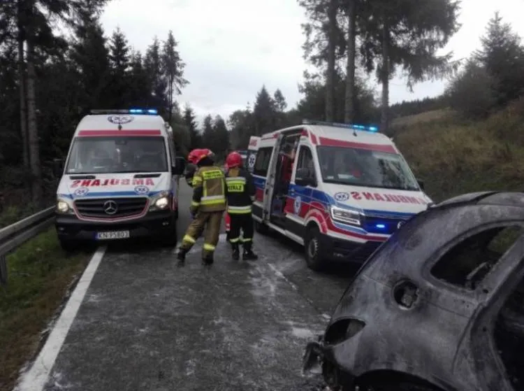 Pożar osobówki w Tyliczu. 5 osób poszkodowanych i w akcji śmigłowiec LPR