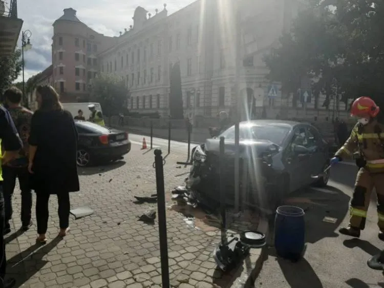 Kraksa na ul. Jagiellońskiej. Jeden z pojazdów uderzył w budynek