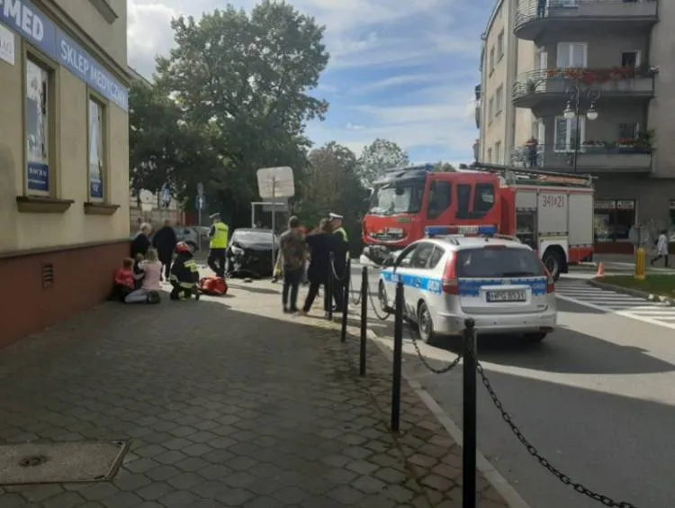 Kraksa na ul. Jagiellońskiej. Jeden z pojazdów uderzył w budynek Nowy Sącz