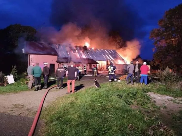 Strażacy przez blisko 8 godzin gasili pożar budynku mieszkalno-gospodarczego w miejscowości Skrzętla – Rojówka