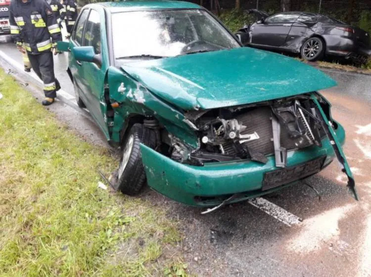 Długołęka Świerkla: Dwa auta rozbite, a uczestnicy zdarzenia w szpitalu