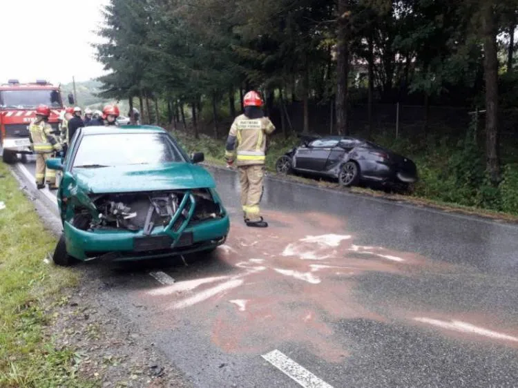 Długołęka Świerkla: Dwa auta rozbite, a uczestnicy zdarzenia w szpitalu