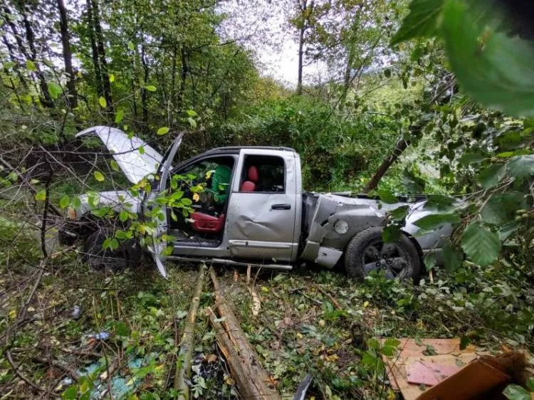Mszalnica: Samochód zjechał z drogi i wpadł do potoku