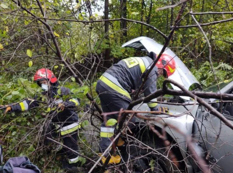 Mszalnica: Samochód zjechał z drogi i wpadł do potoku