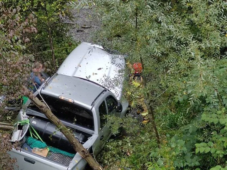 Mszalnica: Samochód zjechał z drogi i wpadł do potoku