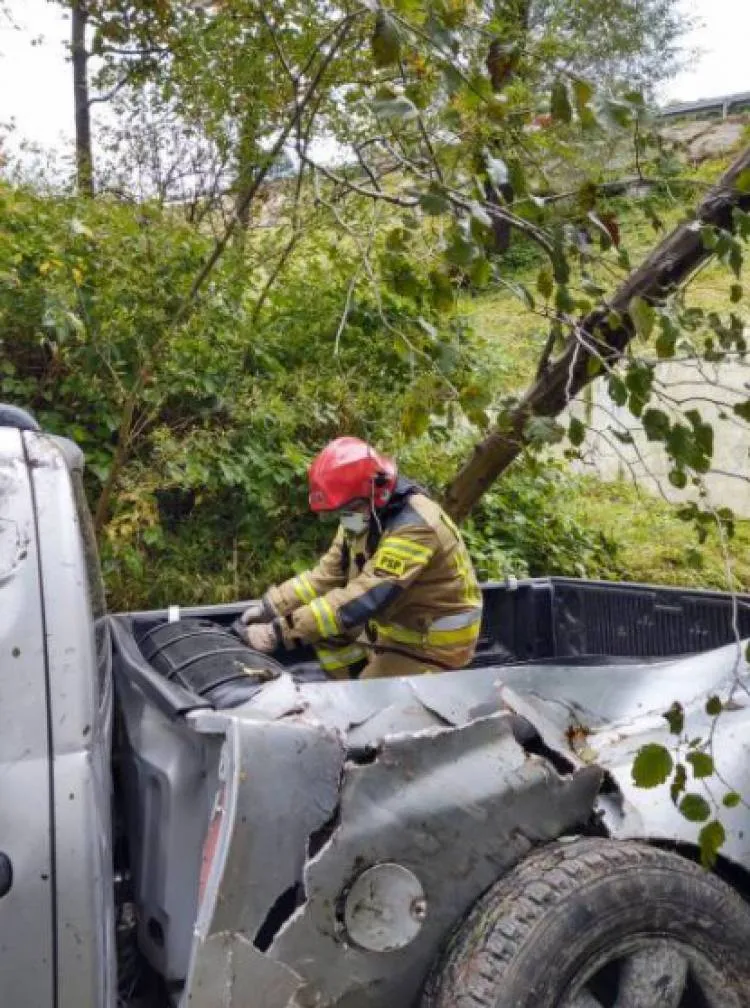 Mszalnica: Samochód zjechał z drogi i wpadł do potoku