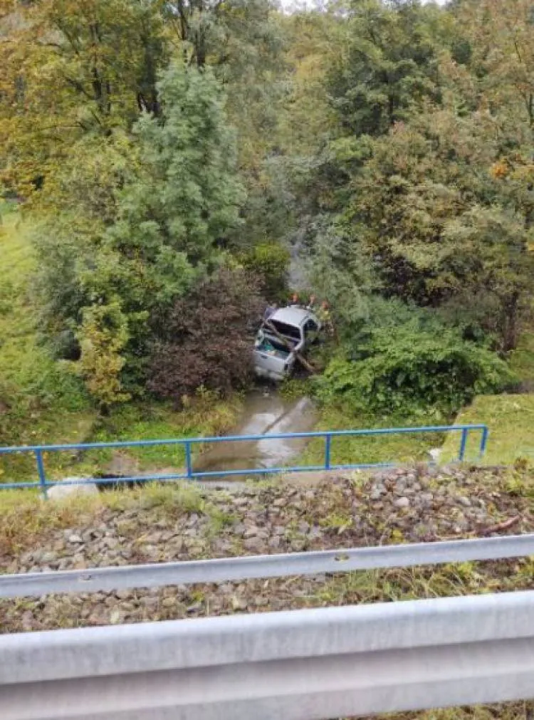 Mszalnica: Samochód zjechał z drogi i wpadł do potoku