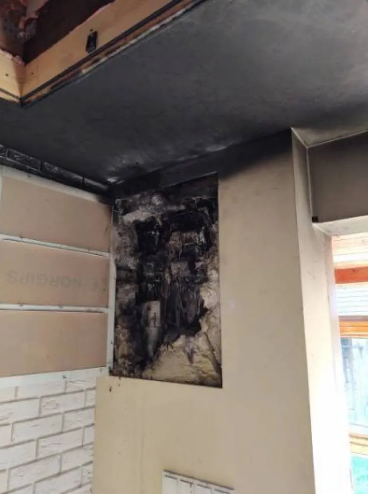 W jednym z budynków mieszkalnych w Kąclowej zapaliła się skrzynka elektryczna