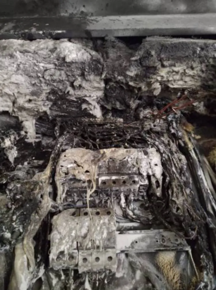 W jednym z budynków mieszkalnych w Kąclowej zapaliła się skrzynka elektryczna