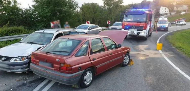 Zderzenie dwóch samochodów osobowych na DK28 w Biczycach Dolnych. Jedna osoba poszkodowana