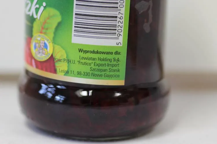 Pleśń, zasuszone szkodniki i kawałki szkła w sklepowych buraczkach