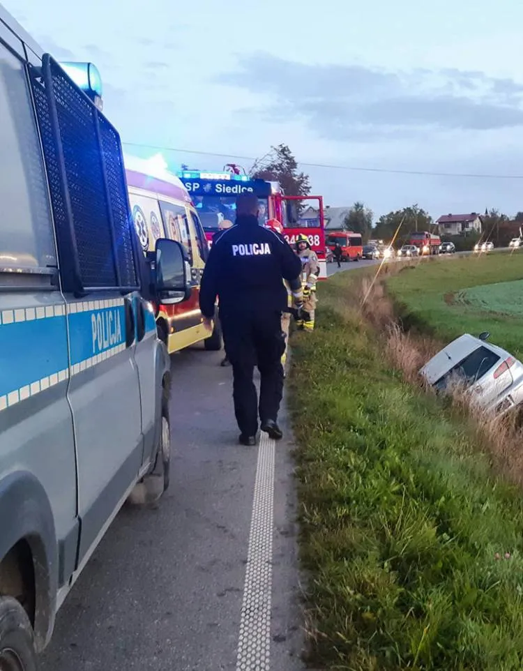 W Siedlcach osobówka wypadła z jezdni. Jedna osoba została zakleszczona w pojeździe