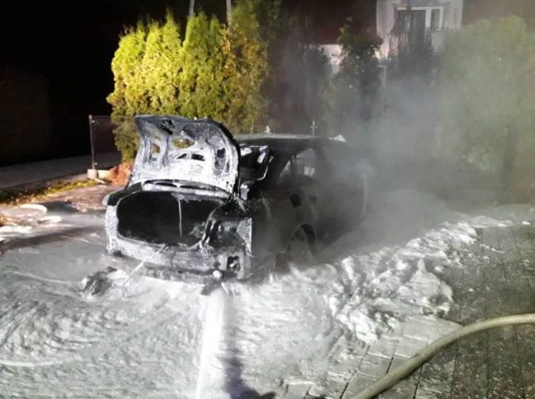 Pożar osobówki w Gostwicy