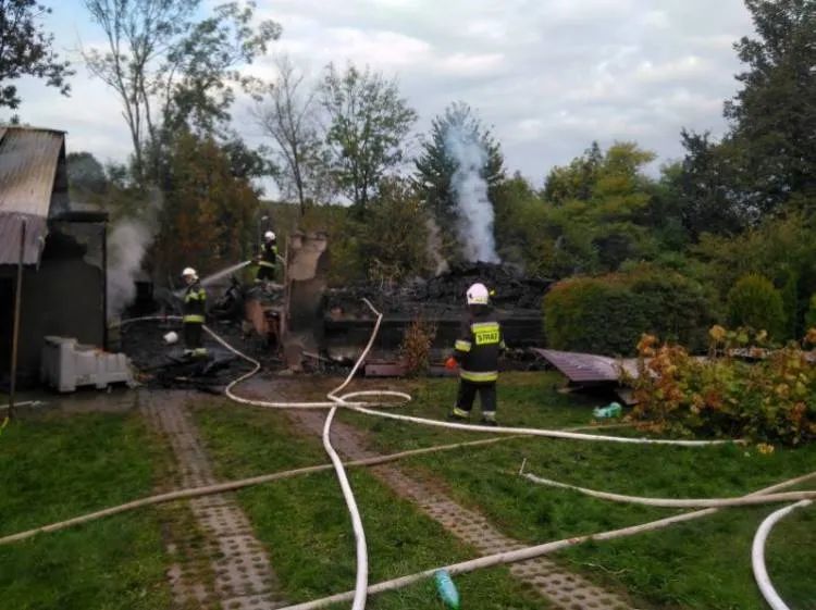 15 zastępów i 72 strażaków gasiło pożar budynku gospodarczego w Olszanie