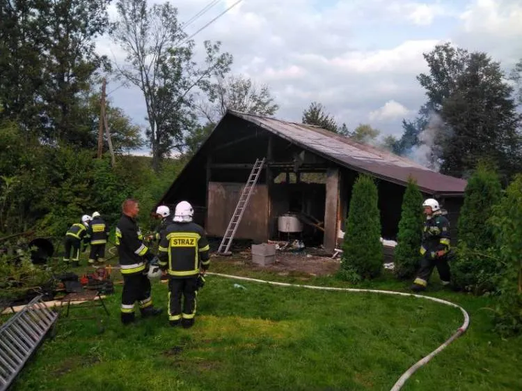 15 zastępów i 72 strażaków gasiło pożar budynku gospodarczego w Olszanie