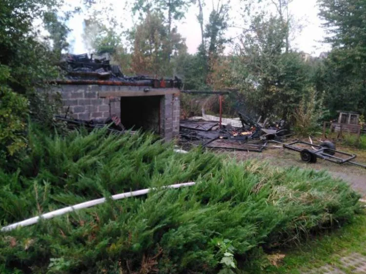 15 zastępów i 72 strażaków gasiło pożar budynku gospodarczego w Olszanie