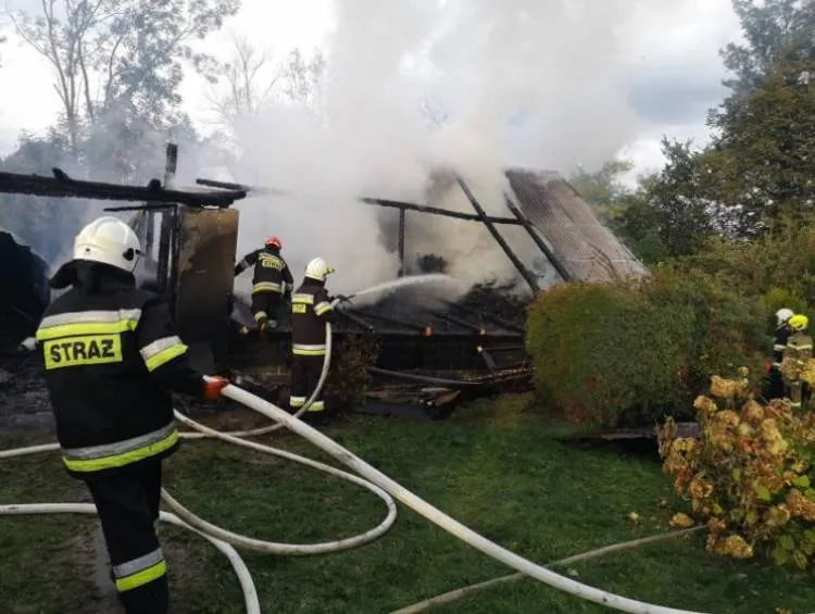 15 zastępów i 72 strażaków gasiło pożar budynku gospodarczego w Olszanie
