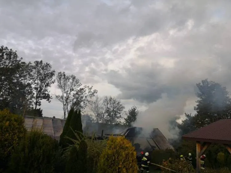 15 zastępów i 72 strażaków gasiło pożar budynku gospodarczego w Olszanie