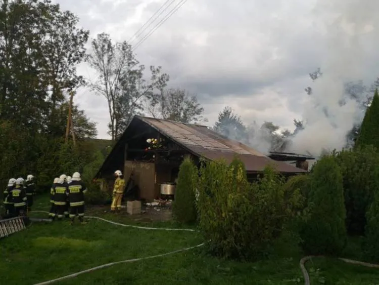 15 zastępów i 72 strażaków gasiło pożar budynku gospodarczego w Olszanie