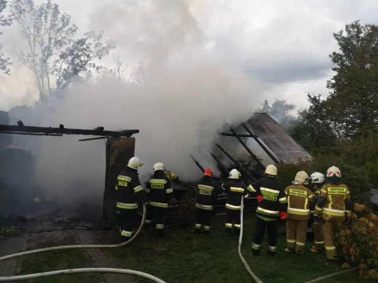 15 zastępów i 72 strażaków gasiło pożar budynku gospodarczego w Olszanie