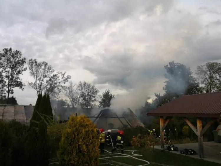 15 zastępów i 72 strażaków gasiło pożar budynku gospodarczego w Olszanie