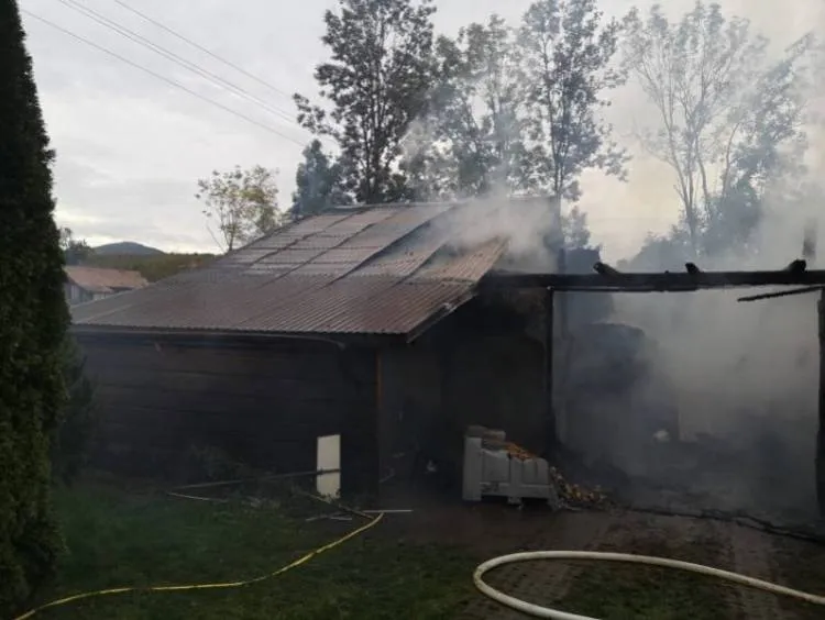 15 zastępów i 72 strażaków gasiło pożar budynku gospodarczego w Olszanie