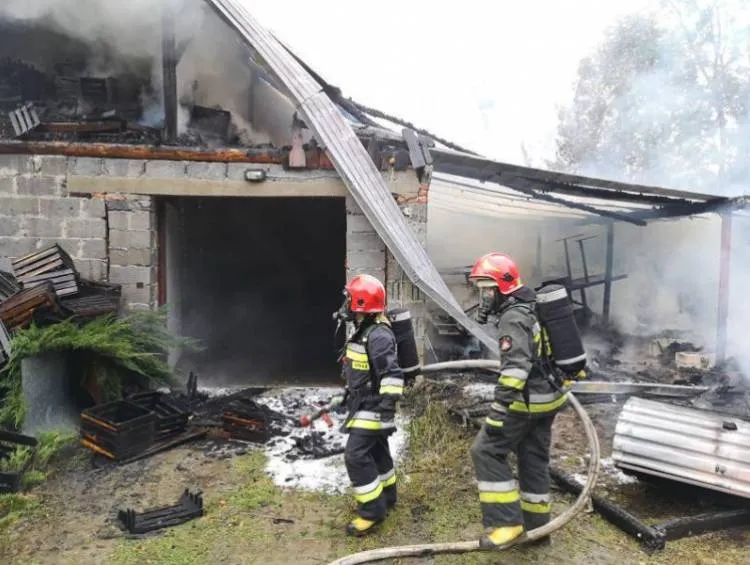 15 zastępów i 72 strażaków gasiło pożar budynku gospodarczego w Olszanie