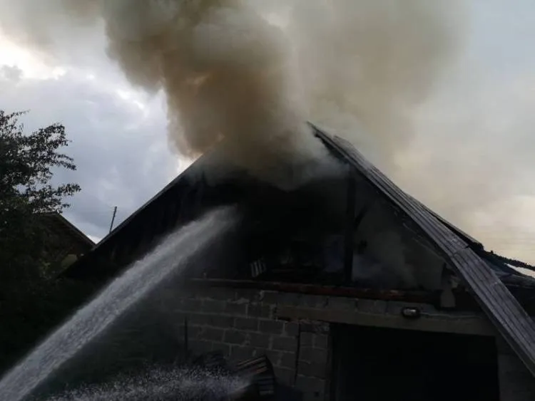 15 zastępów i 72 strażaków gasiło pożar budynku gospodarczego w Olszanie