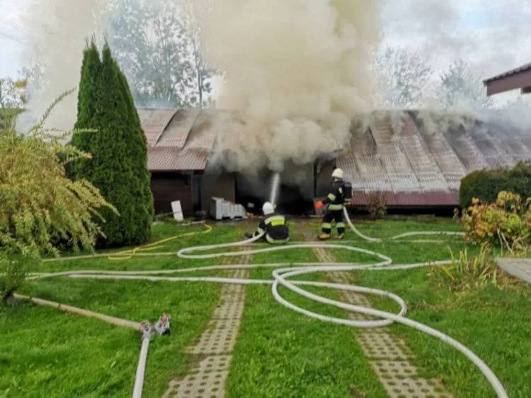 15 zastępów i 72 strażaków gasiło pożar budynku gospodarczego w Olszanie
