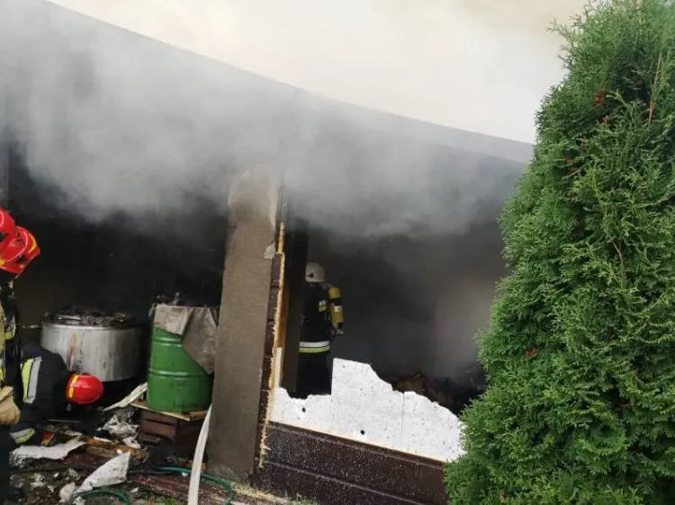 15 zastępów i 72 strażaków gasiło pożar budynku gospodarczego w Olszanie