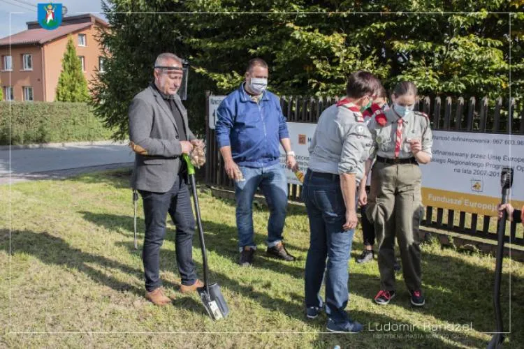 Prezydent sadził żonkile wspólnie z Drużyną Wielopoziomową "Trzy Żywioły"