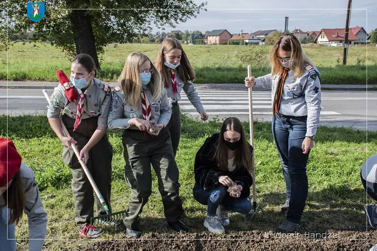 Prezydent sadził żonkile wspólnie z Drużyną Wielopoziomową "Trzy Żywioły"