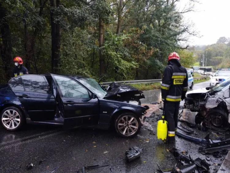 Czołowe zderzenie dwóch aut w Librantowej. 4 osoby poszkodowane