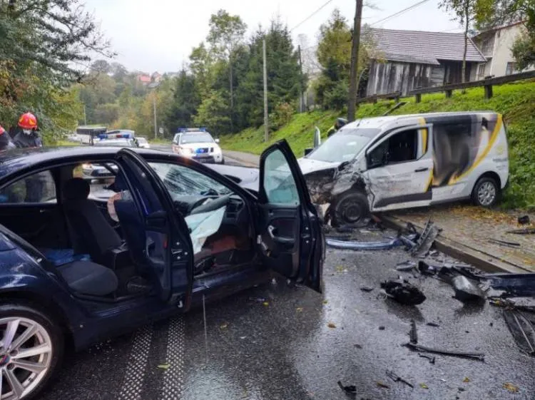 Czołowe zderzenie dwóch aut w Librantowej. 4 osoby poszkodowane