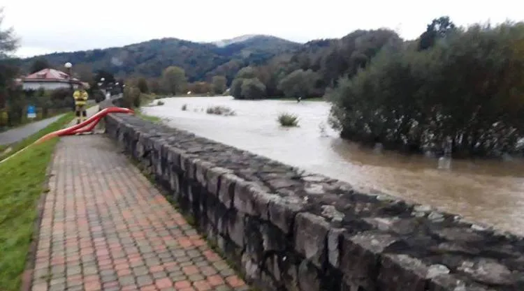 Kilkadziesiąt interwencji strażackich w związku z intensywnymi opadami deszczu na Sądecczyźnie