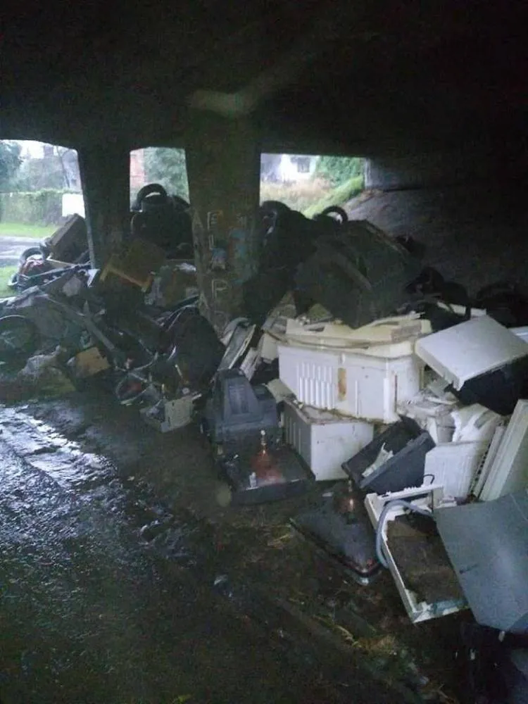 Niezidentyfikowany sprawca wyrzucił odpady pod mostem na ul. Węgierskiej