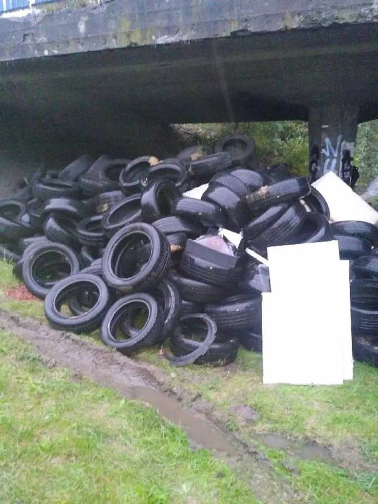 Niezidentyfikowany sprawca wyrzucił odpady pod mostem na ul. Węgierskiej