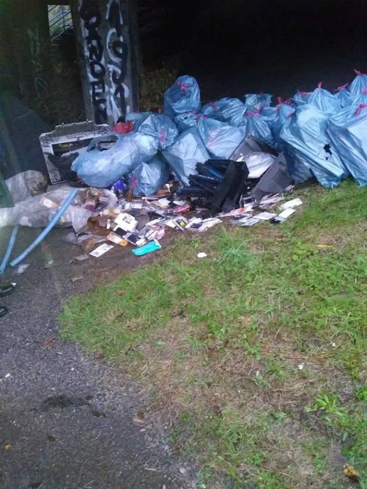 Niezidentyfikowany sprawca wyrzucił odpady pod mostem na ul. Węgierskiej